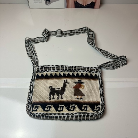 Apaza Alpaca Handmade Woven Llama Pattern Shoulder Bag - Picture 1 of 6